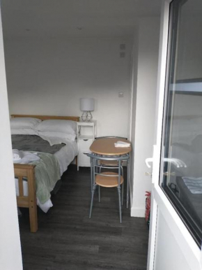 Cosy Garden Studio Room Minimum two night booking